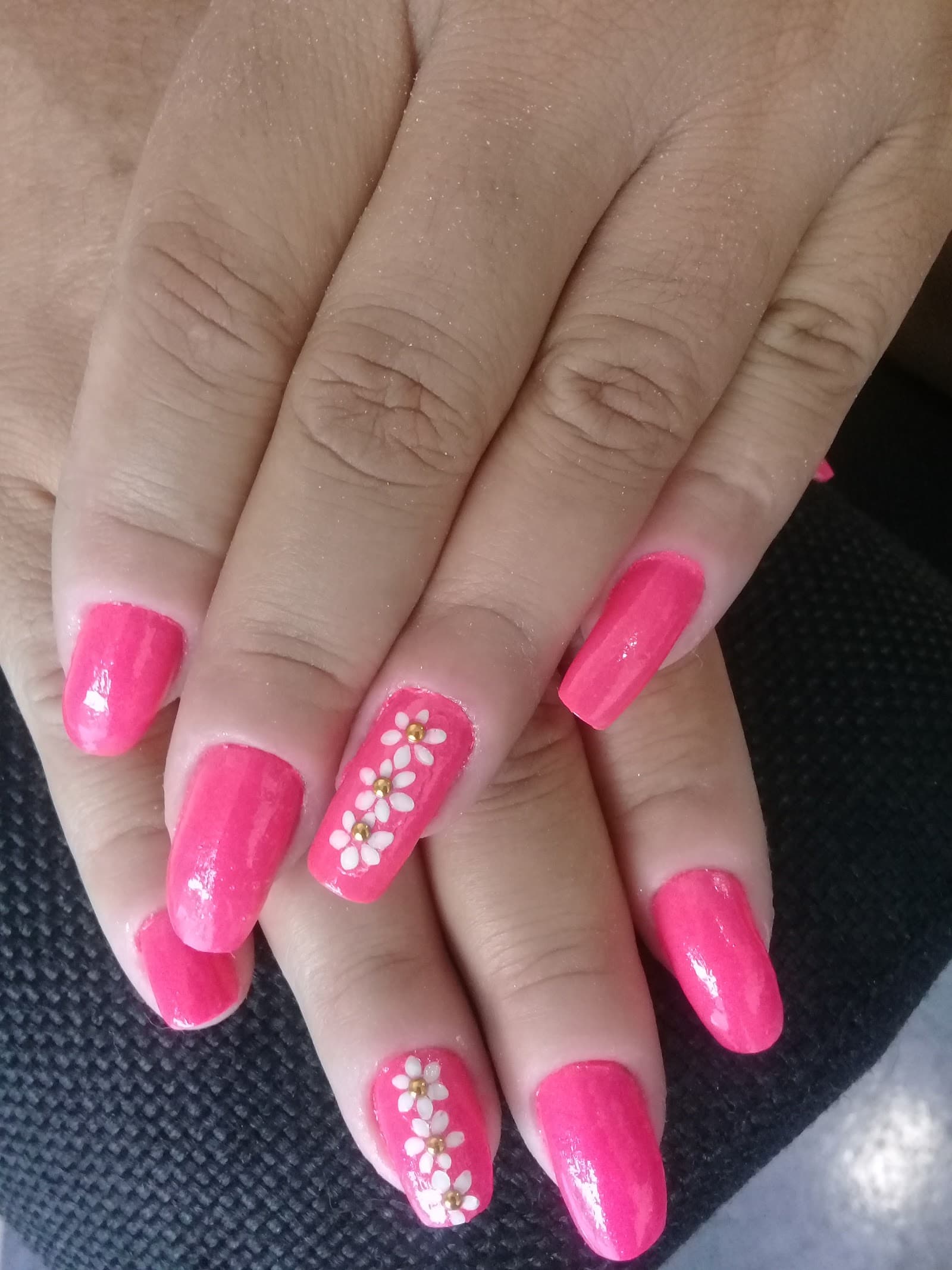 Unhas pink com flores brancas desenhadas