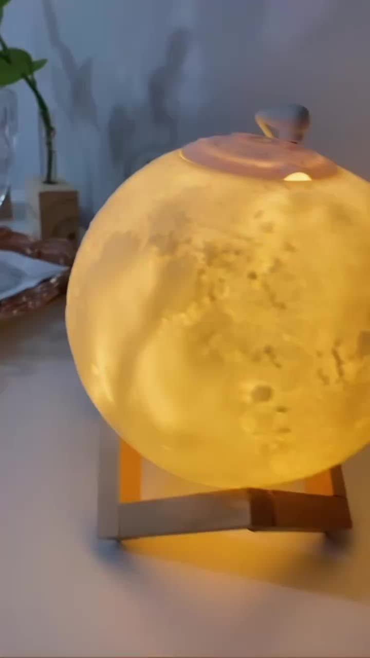 Luminária de lua acesa na sala de massagem